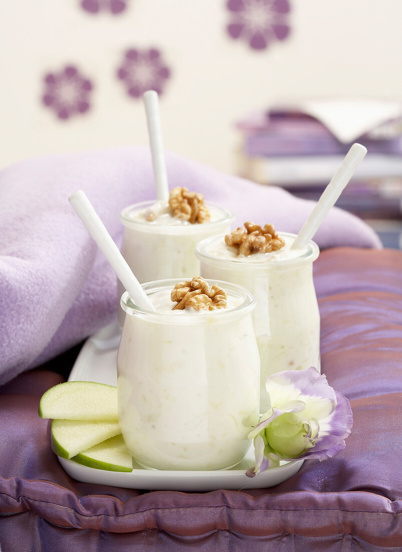 Drei Gläser Joghurt mit Apfel und Walnuss