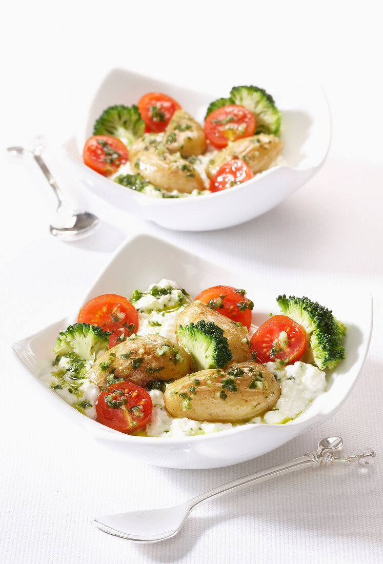 Hot-cold Touquet Ratte potatoes with broccoli and cherry tomatoes