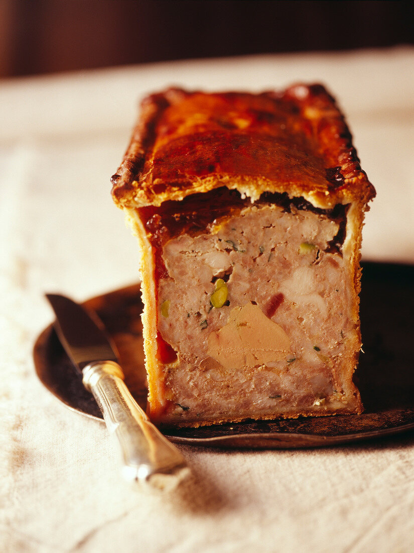 Grobe Geflügelpaté mit Foie gras im Teigmantel