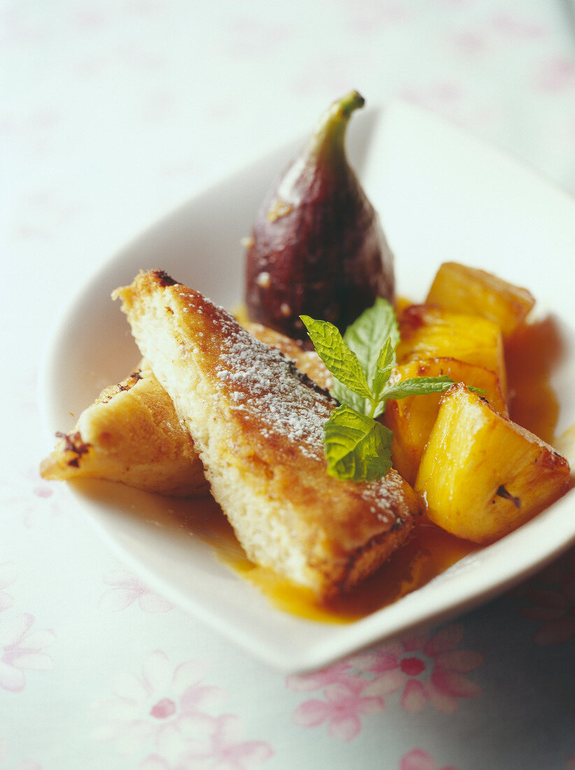 French toast with pineapple and fig cooked in wine