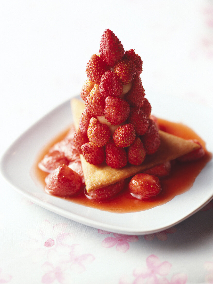 Wild strawberry shortbread tartlet