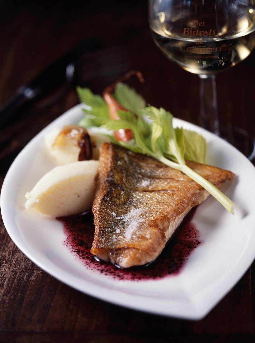 Pan-fried bass in red wine sauce with mashed potatoes