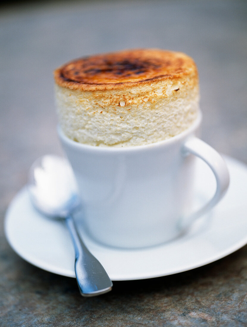 Likör-Souffle serviert in einer Tasse