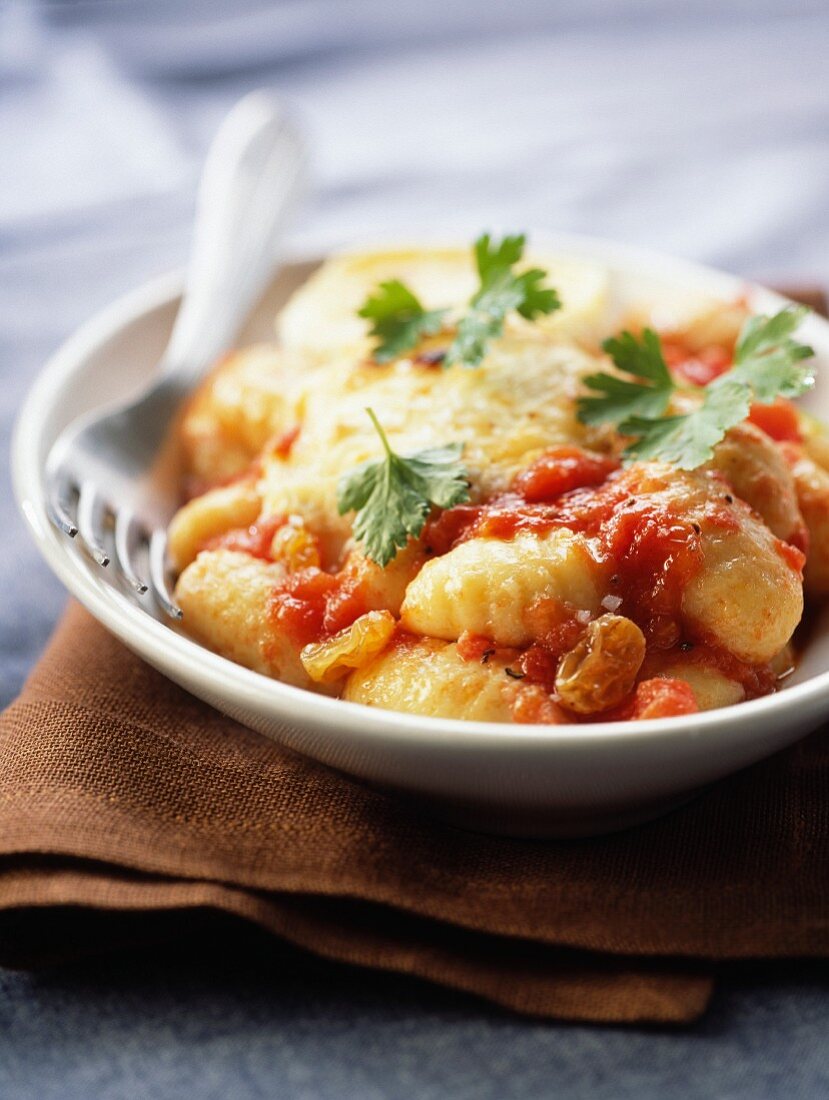 Gnocchi mit Tomatensauce und Rosinen