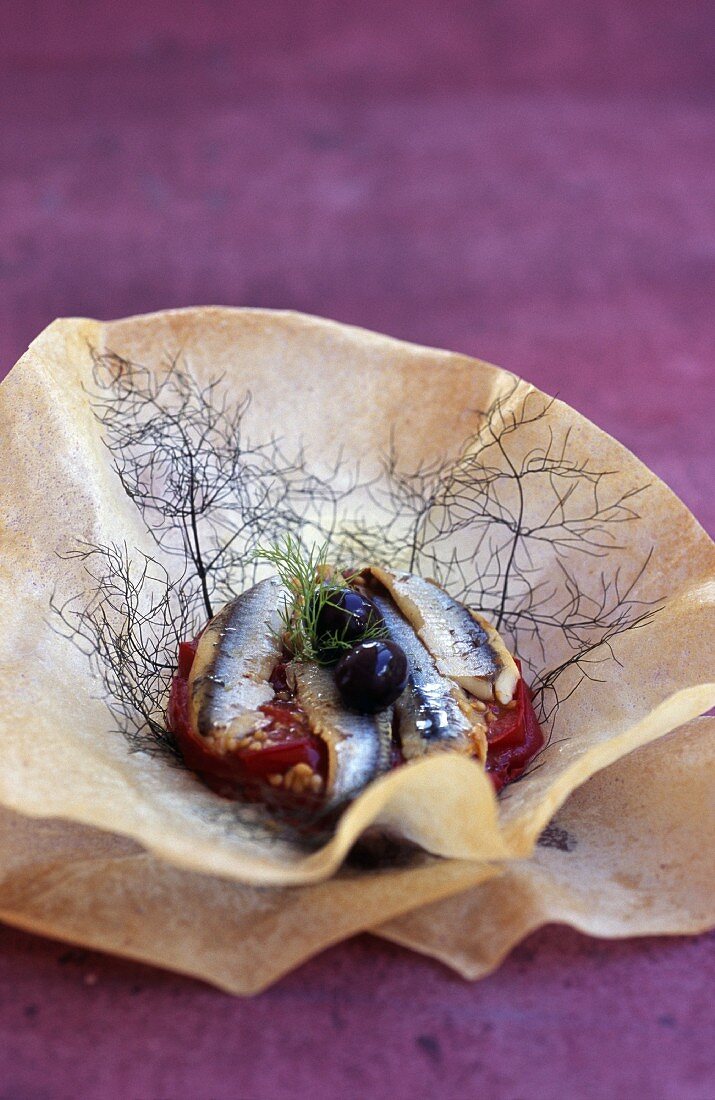 Terrine mit eingelegten Tomaten, Sardellen, Oliven und Fenchel