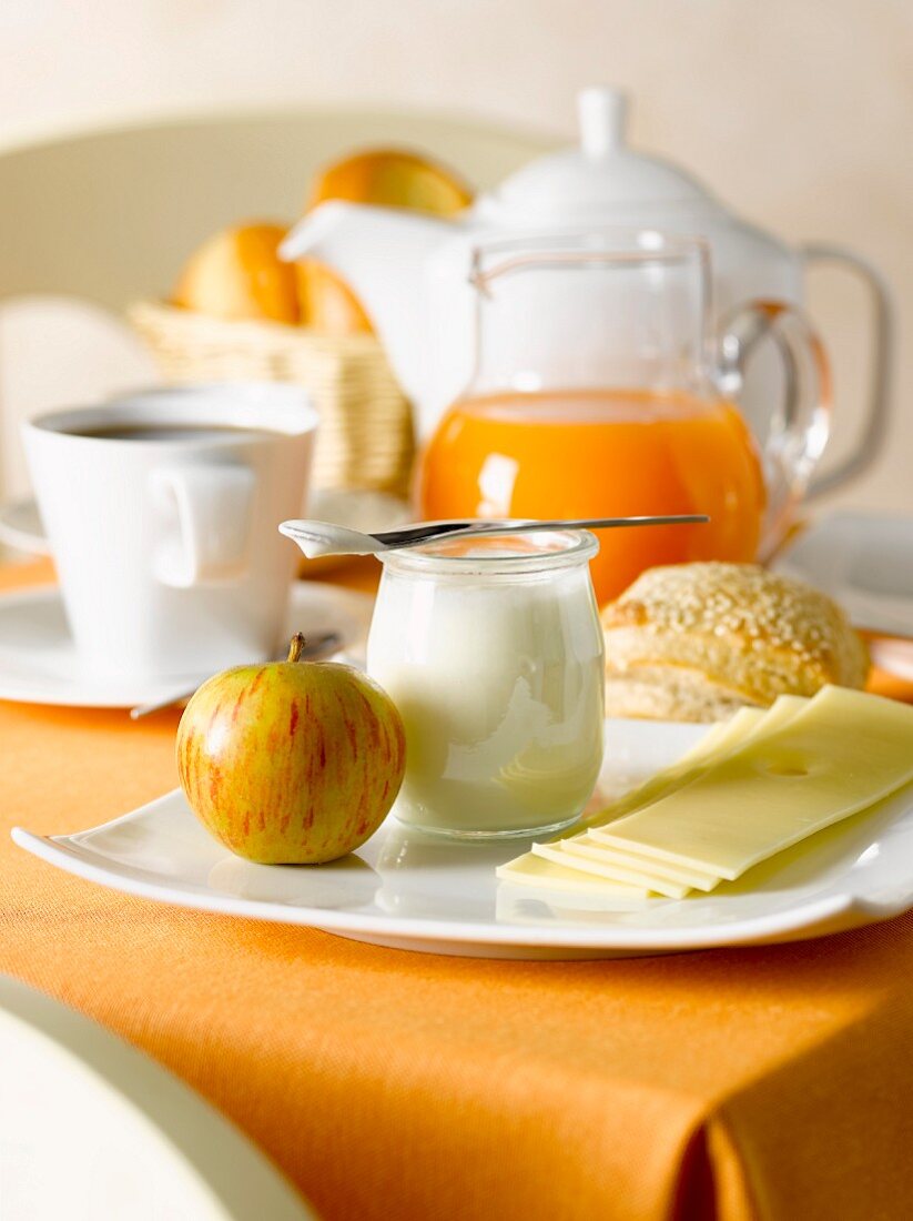 Frühstück mit Apfel, Joghurt und Käse