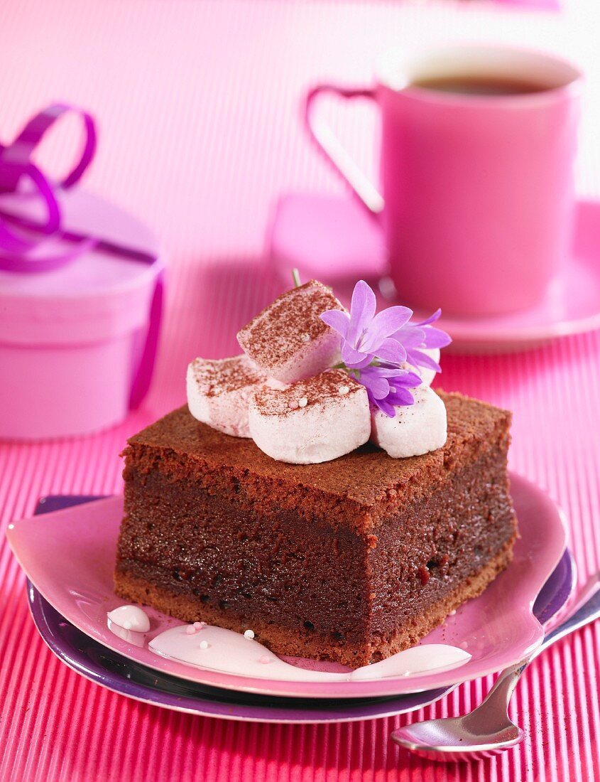 Stück Schokoladenkuchen mit Marshmallows zum Valentinstag
