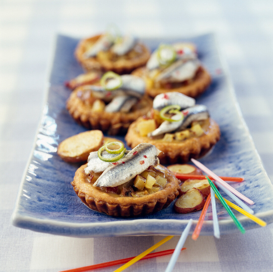 Miniquiches mit Anchovis, Kartoffeln und Limette