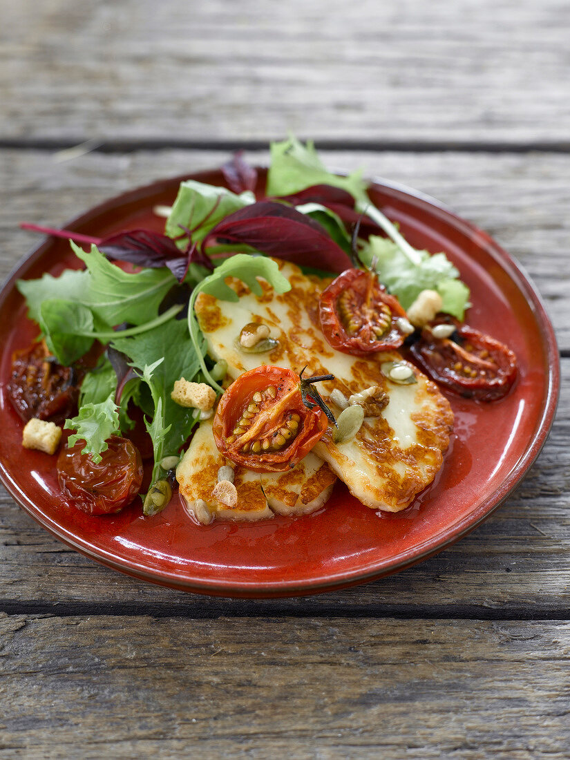 Salat mit Tomaten, Croûtons und gebratenem Halloumi