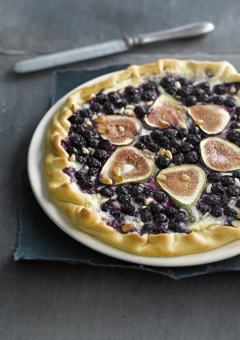 Bilberry and fig pizza