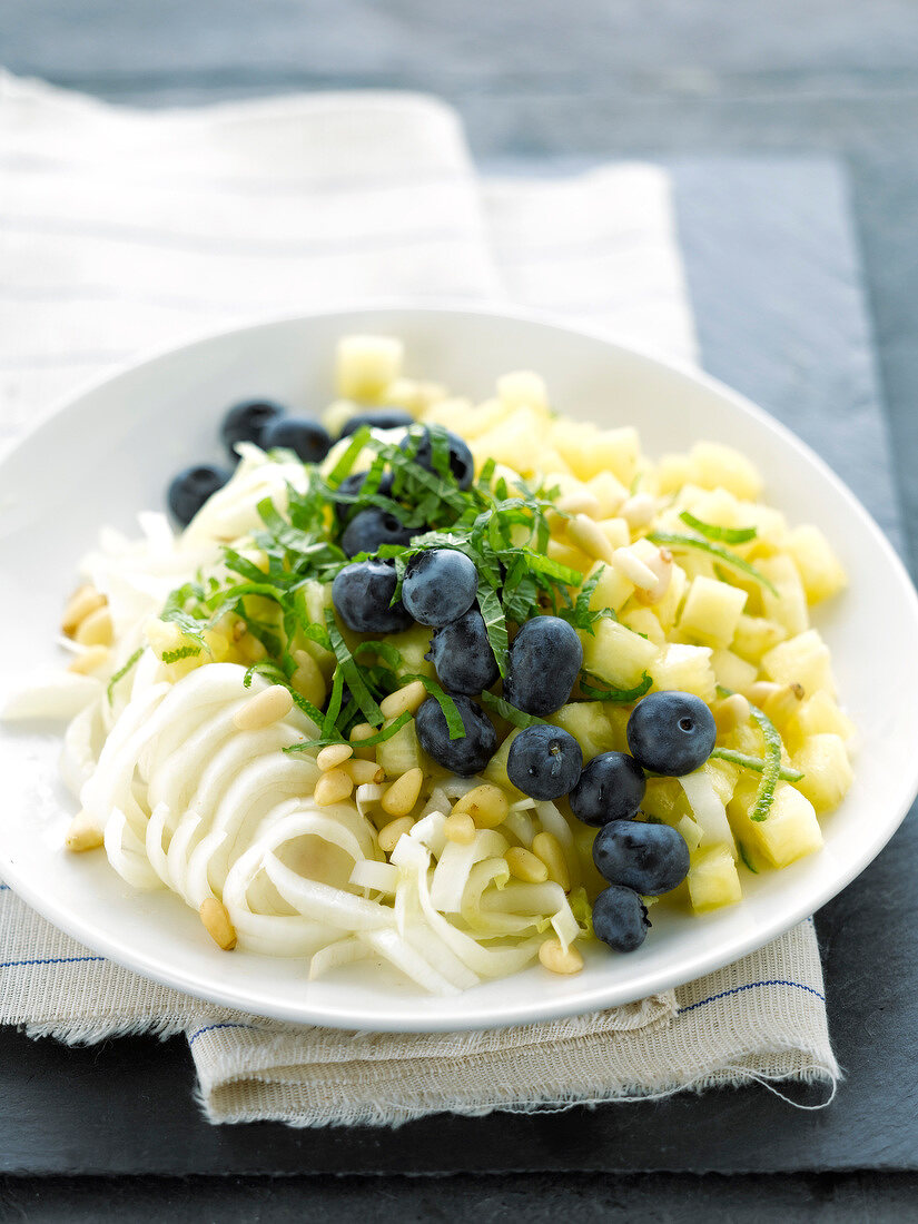 Chicorée-Ananas-Salat mit Blaubeeren, Minze und Pinienkernen