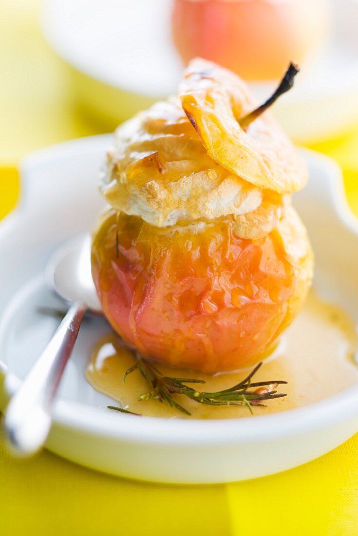 Baked apple with honey and rosemary