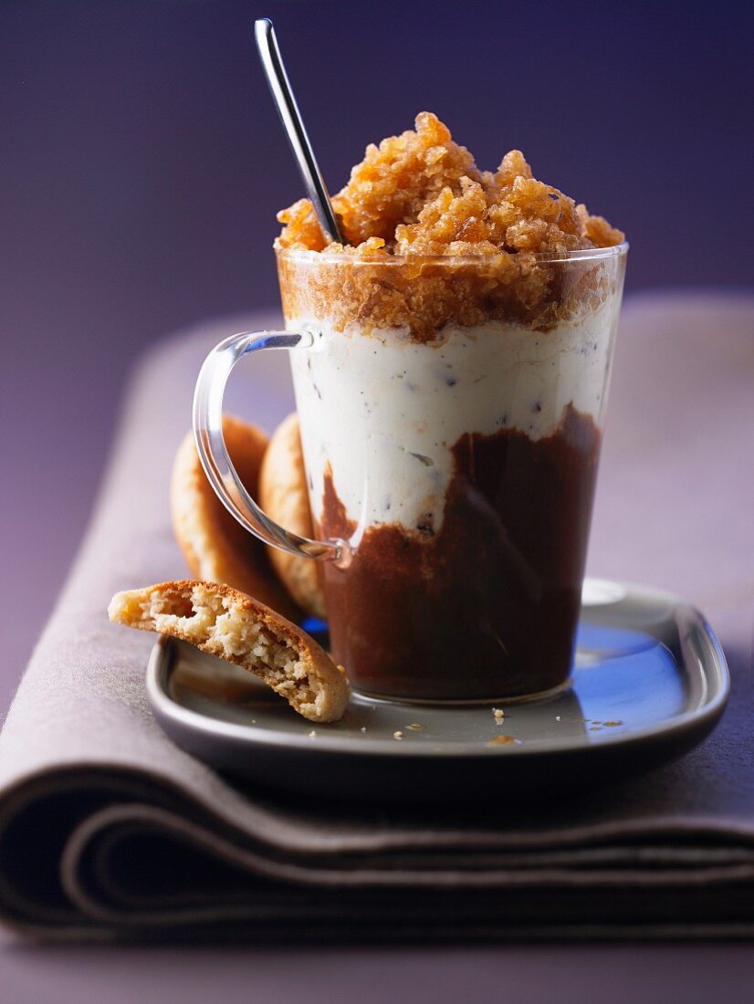 Kaffee-Granita auf heißer Schoko-Sahne-Creme