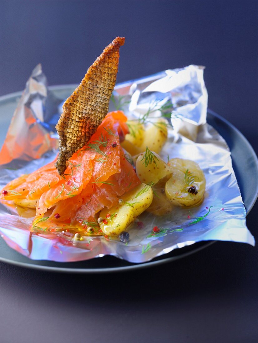 Marinierter Lachs mit knusprigem Lachshautchip und heißer Kartoffel