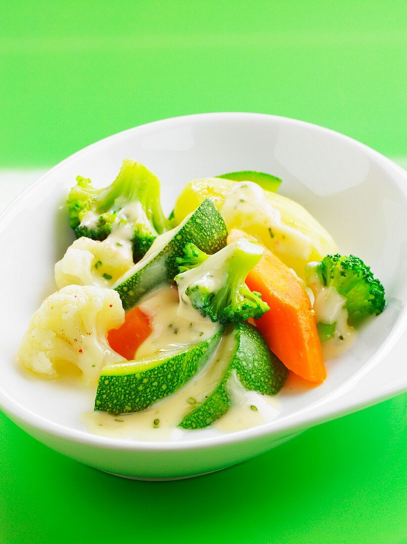 Steam-cooked vegetables in white sauce