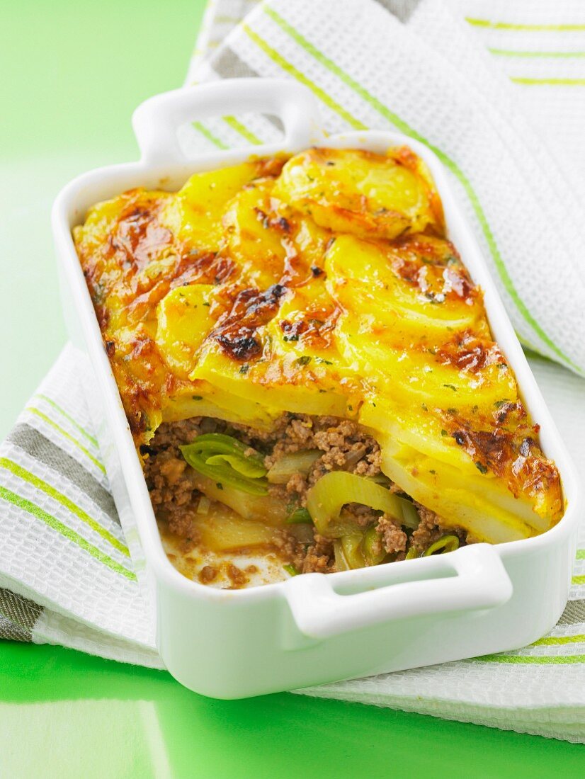 Leek,potato and minced beef cheese-topped dish