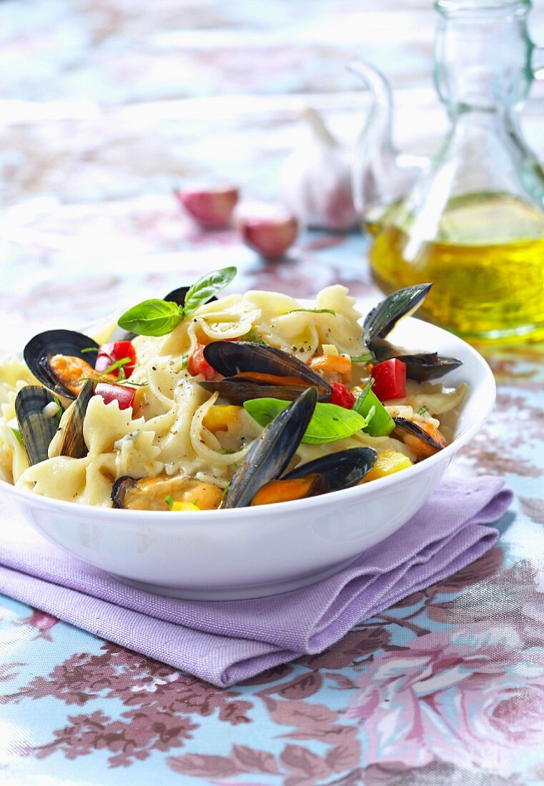 Farfalle mit Gorgonzola-Mascarpone-Sauce und mit Pastis flambierten Miesmuscheln