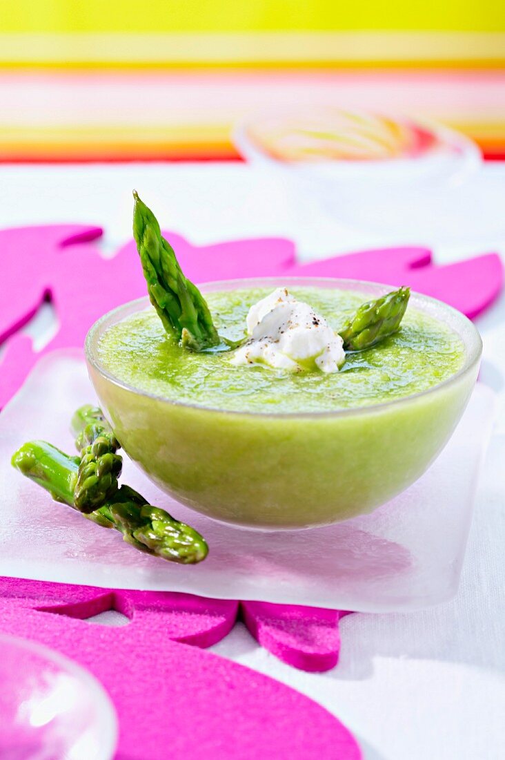 Cream of asparagus with ricotta