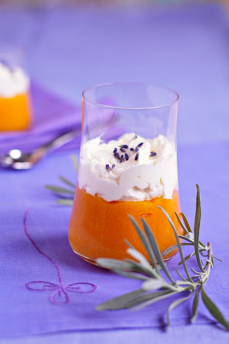Aprikosenkompott mit Lavendel und Schlagsahne im Glas