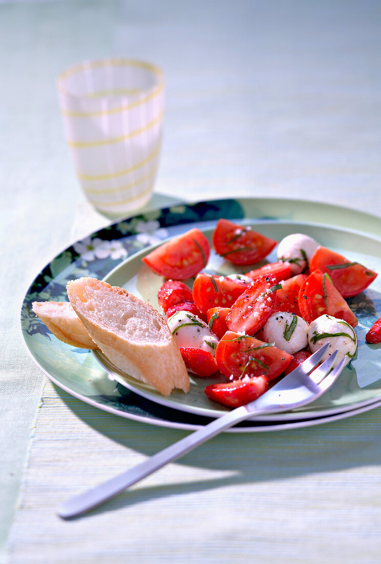Tomatensalat mit Erdbeeren, Mozzarella und Basilikum