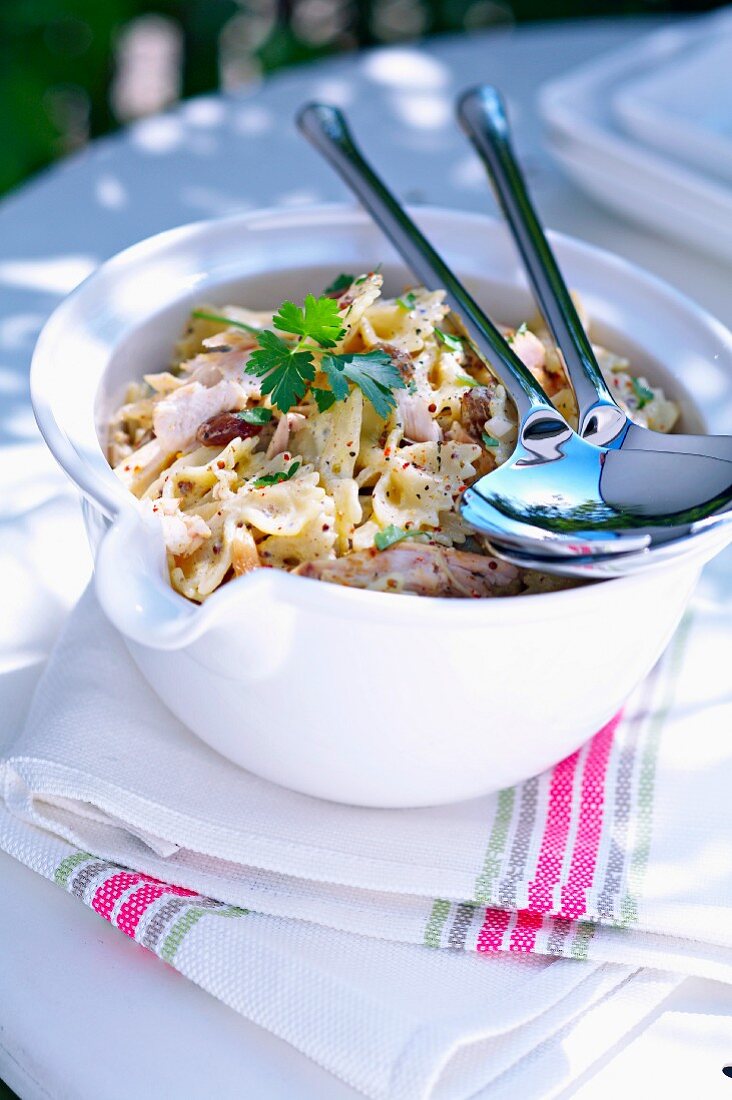 Farfalle, chicken and raisin salad