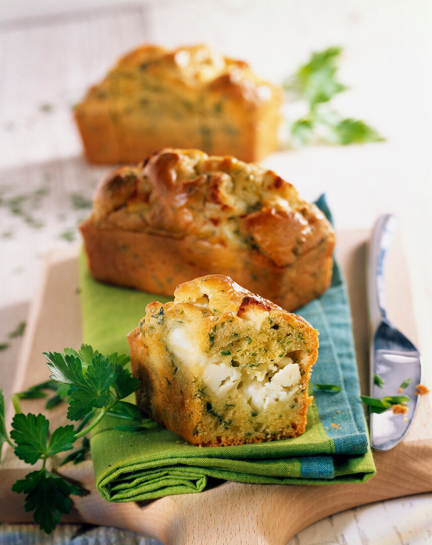 Zucchiniküchlein mit Feta und Kräutern