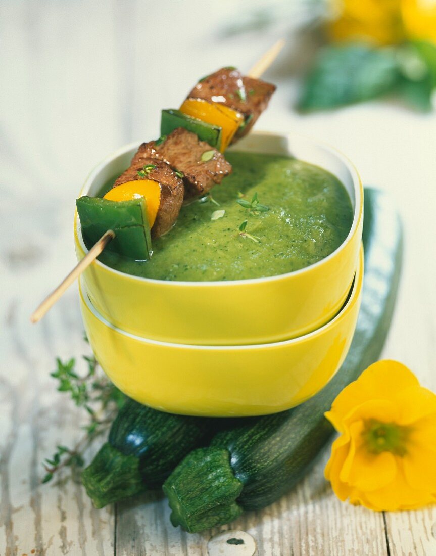 Zucchini-Samtsuppe mit Fleischspießen