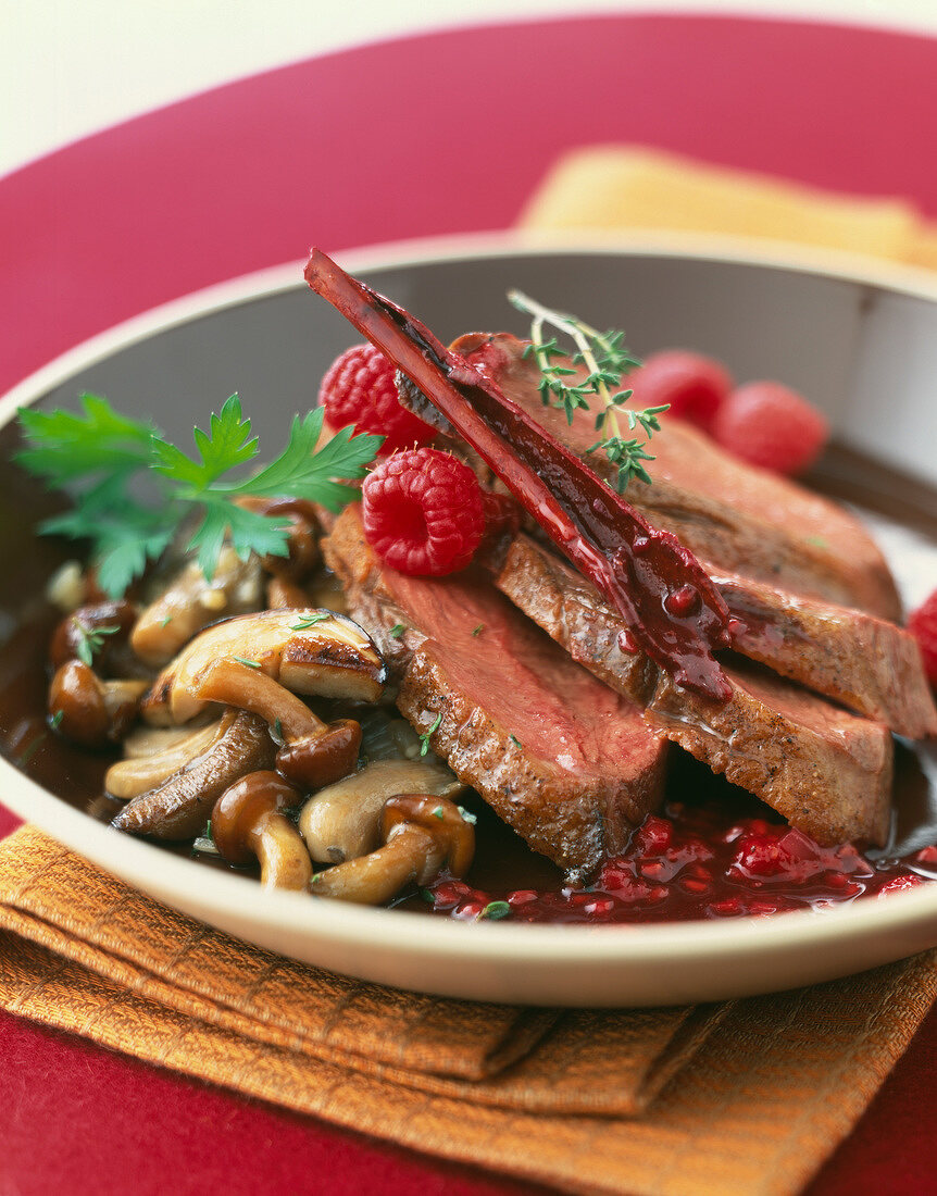 Duck magret with raspberries and mushrooms