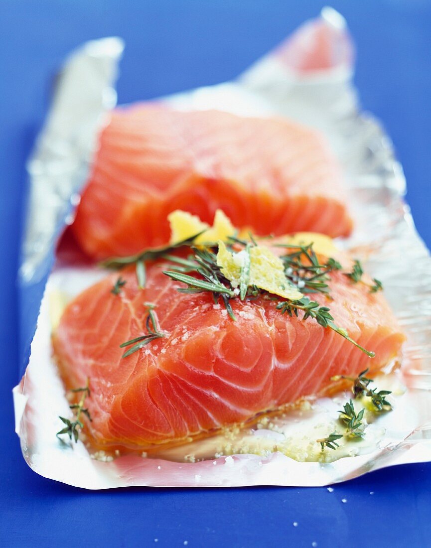 Preparing a thick piece of salmon to be cooked in aluminium foil