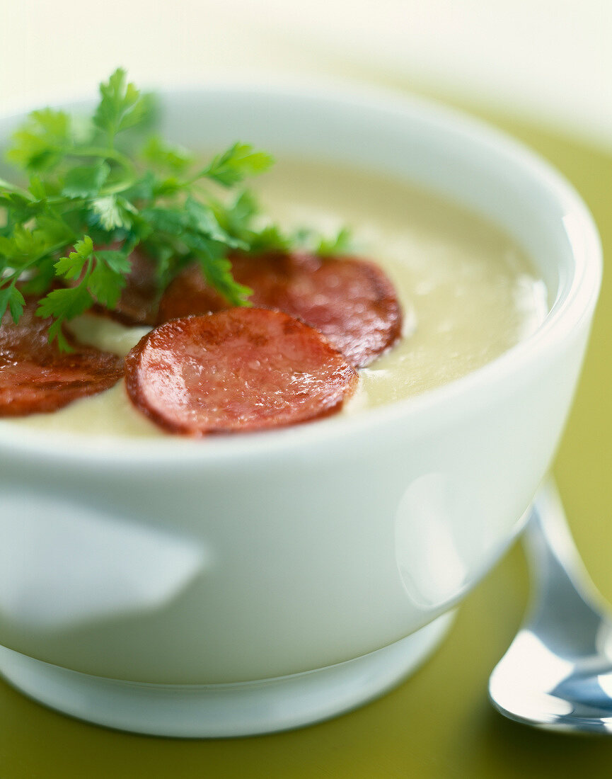 Cremesuppe aus Mojettebohnen mit Morteauwurst