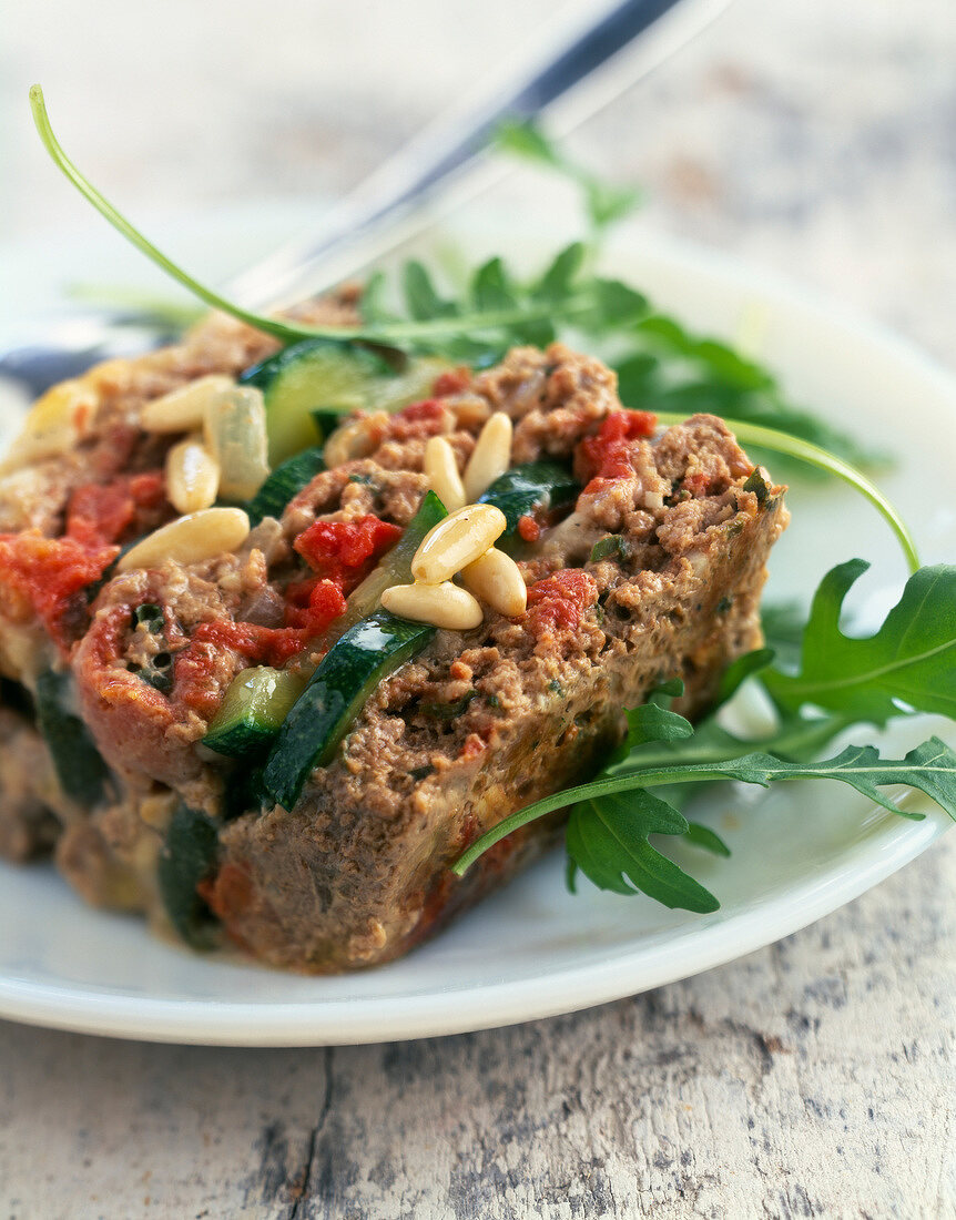 Rindfleischterrine mit Zucchini und Pinienkernen