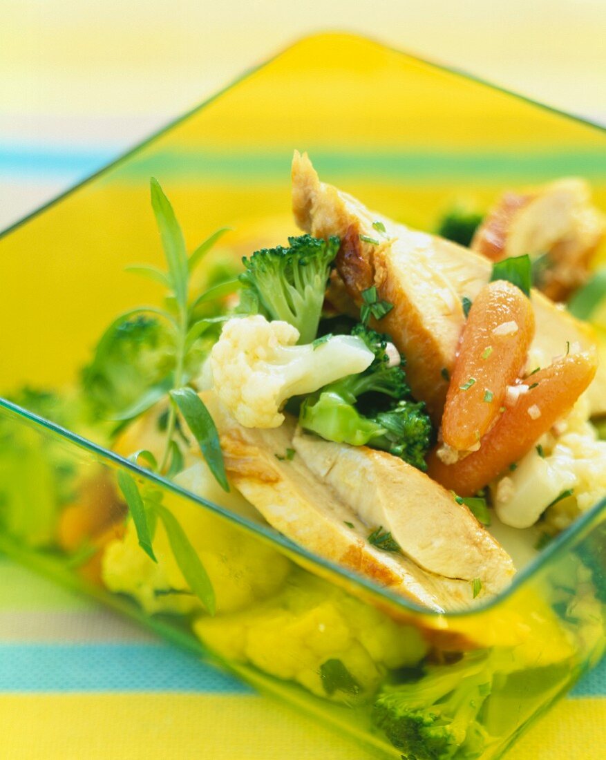 Hähnchen-Salat mit Blumenkohl, Brokkoli und Estragon