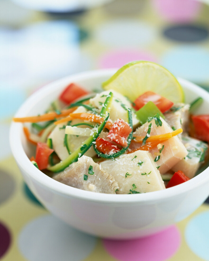 Fisch-Gemüse-Salat mit Kokosflocken und Limette