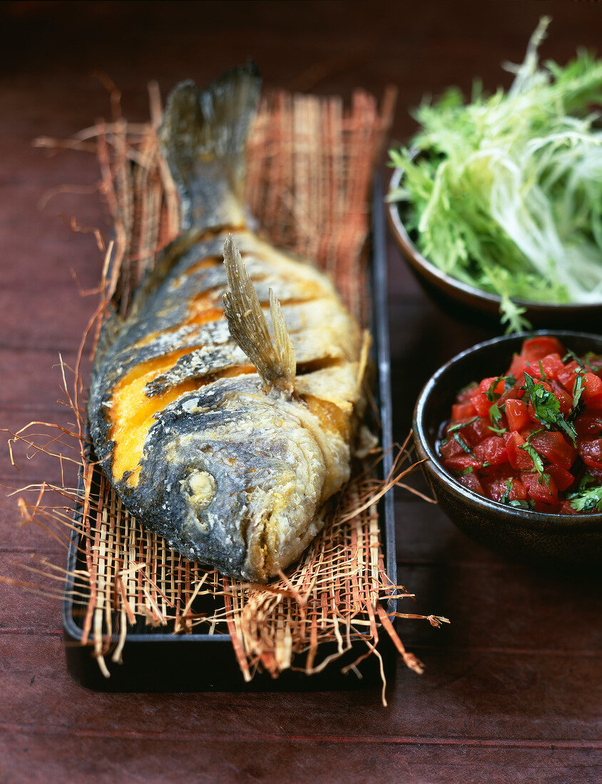 Knusprig gebratener Fisch mit Tomatensalsa