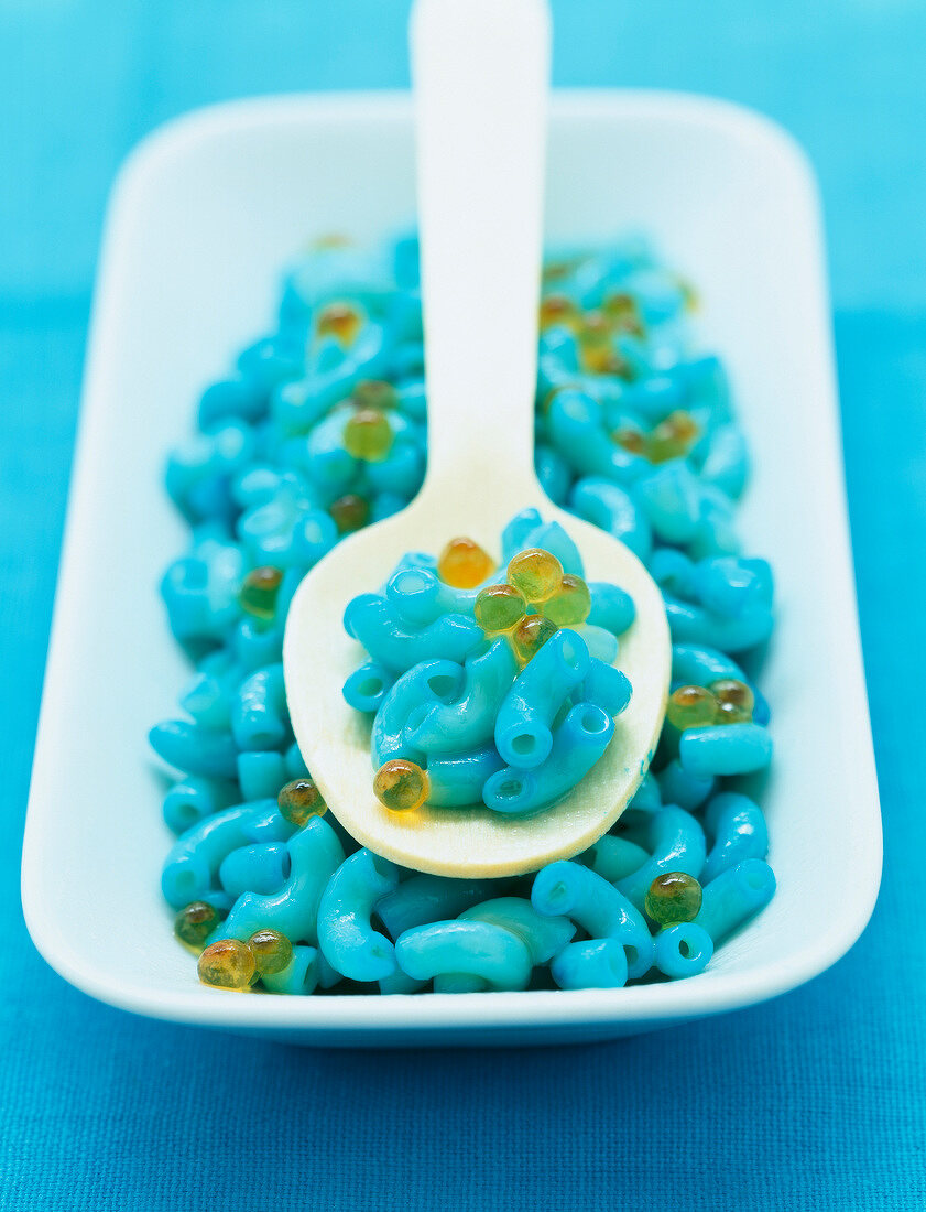 Blaue Nudeln mit Kaviar