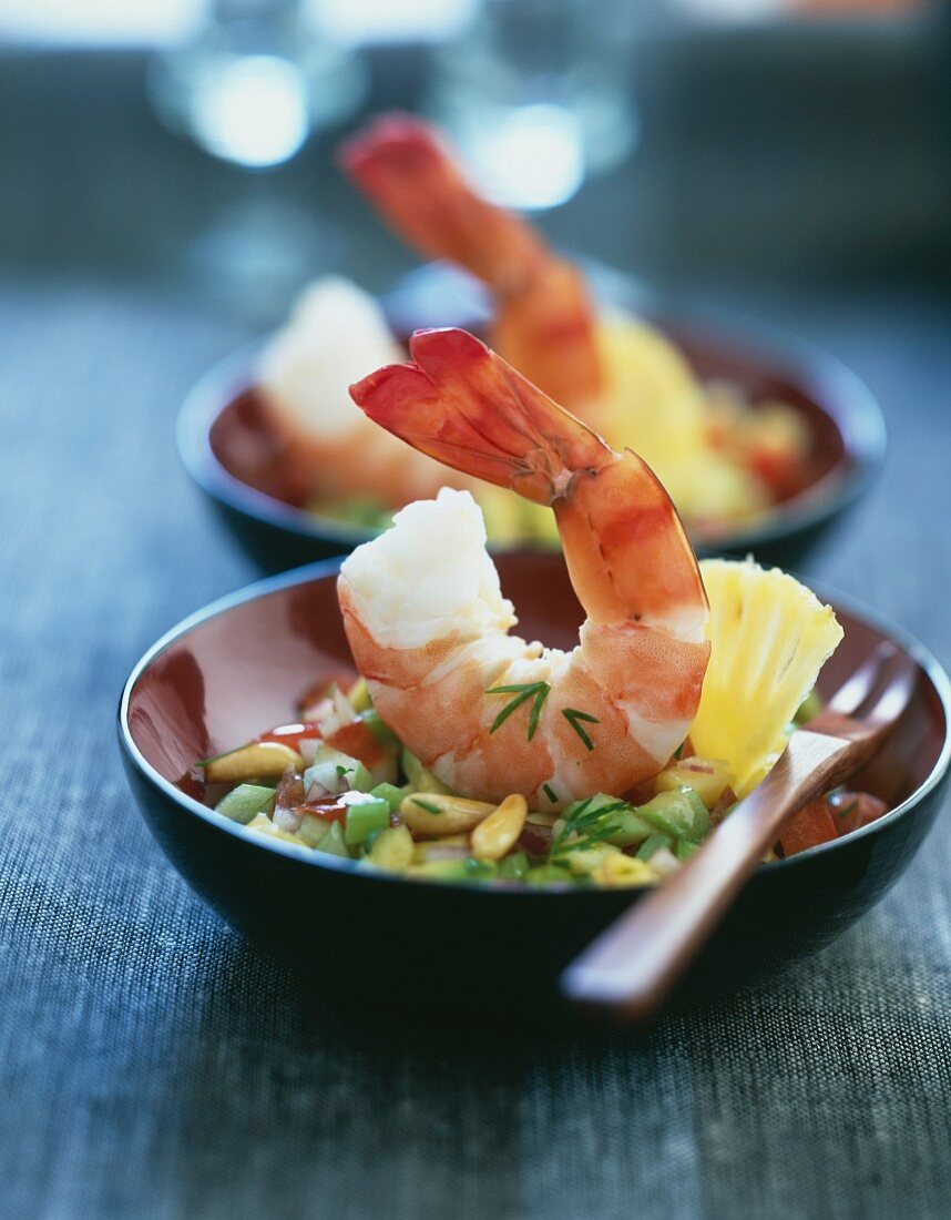 Gemüsesalat mit Gambas in Schälchen