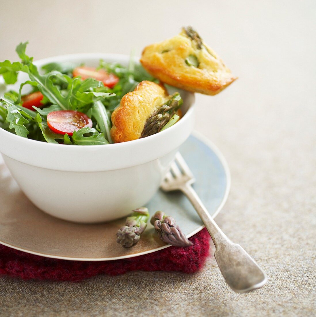 Spargel-Madeleines mit Salat