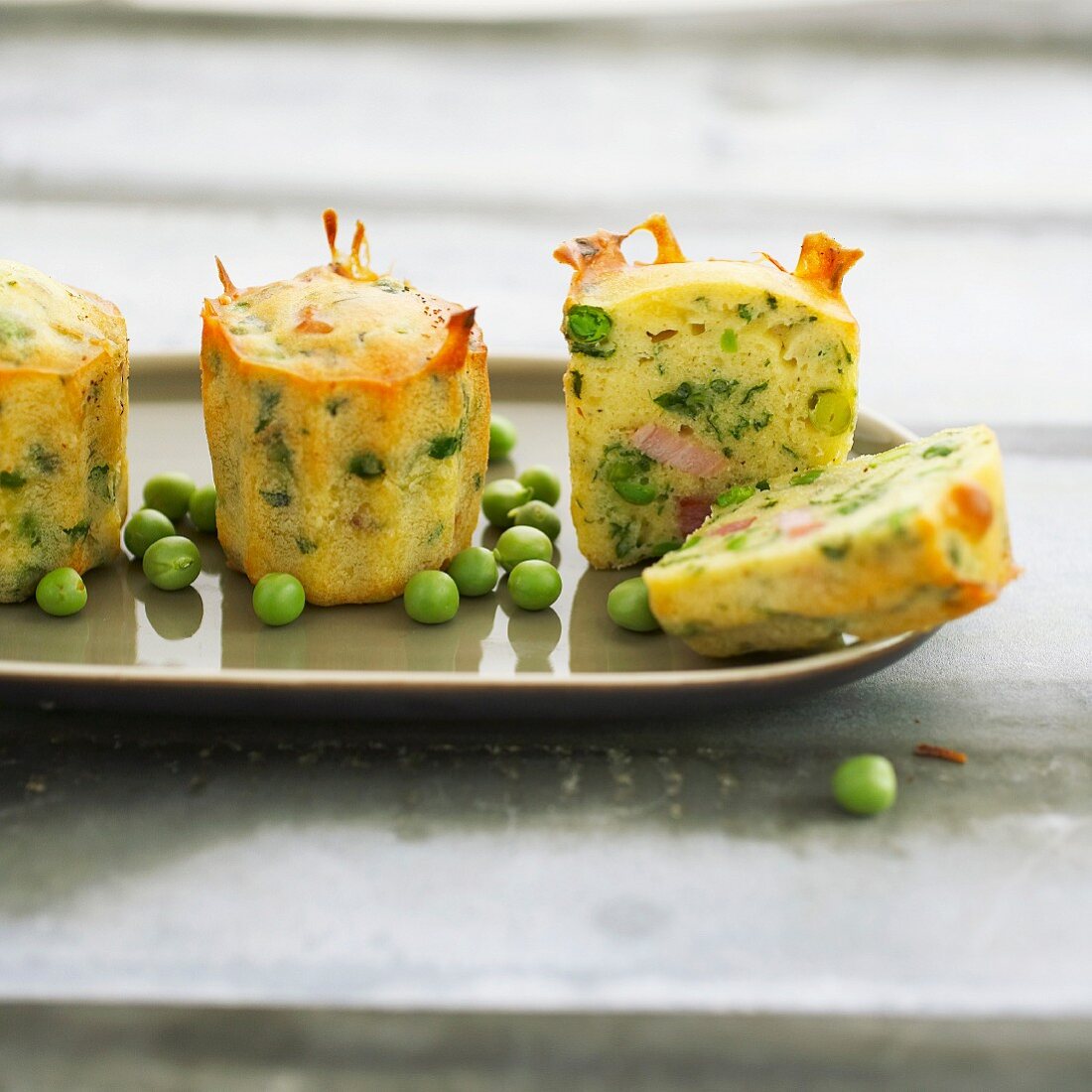 Herzhafte Madeleines mit Erbsen und Speck