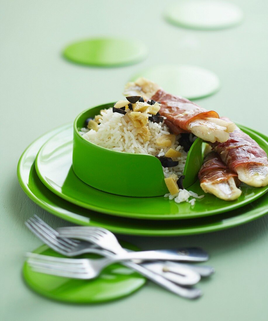 Cod fillets with raw ham and rice