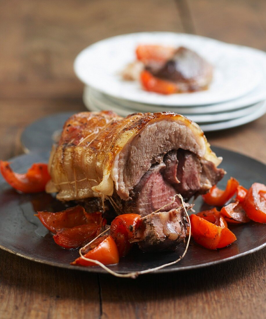 Glazed roast pork with tomatoes