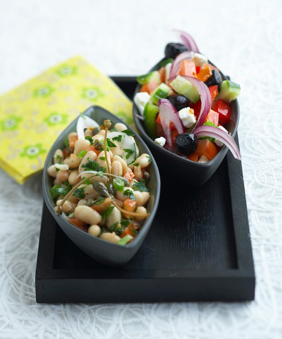 Griechischer Salat und weisser Bohnensalat