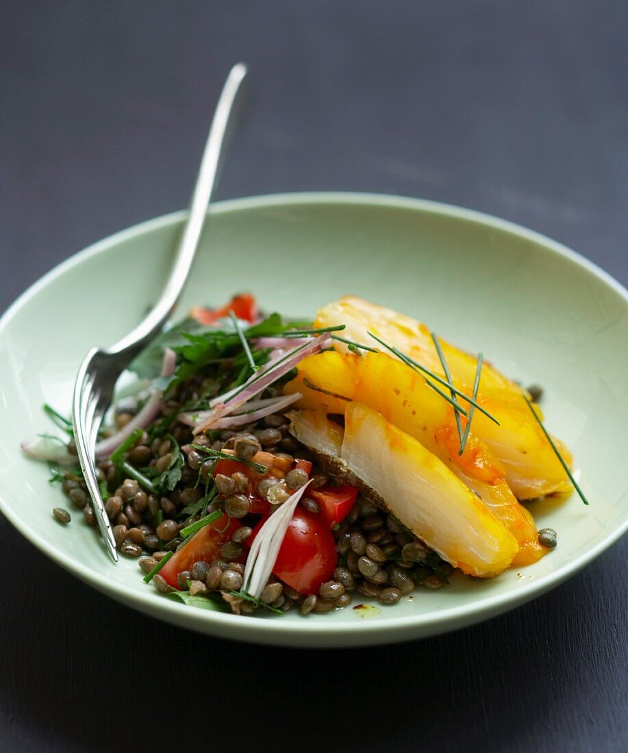 Grüner Linsensalat mit Schellfisch und Kräutern