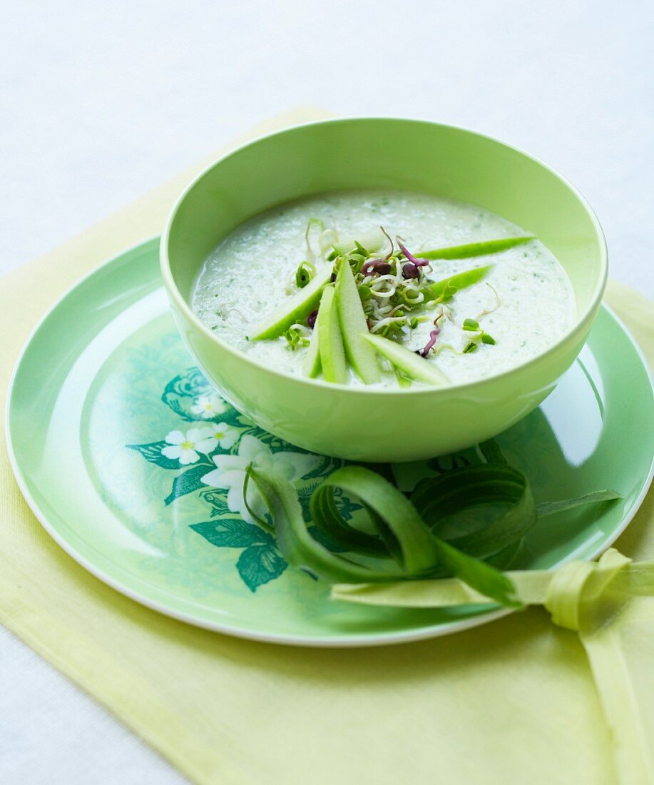 Kalte Suppe mit Gurke und grünem Apfel