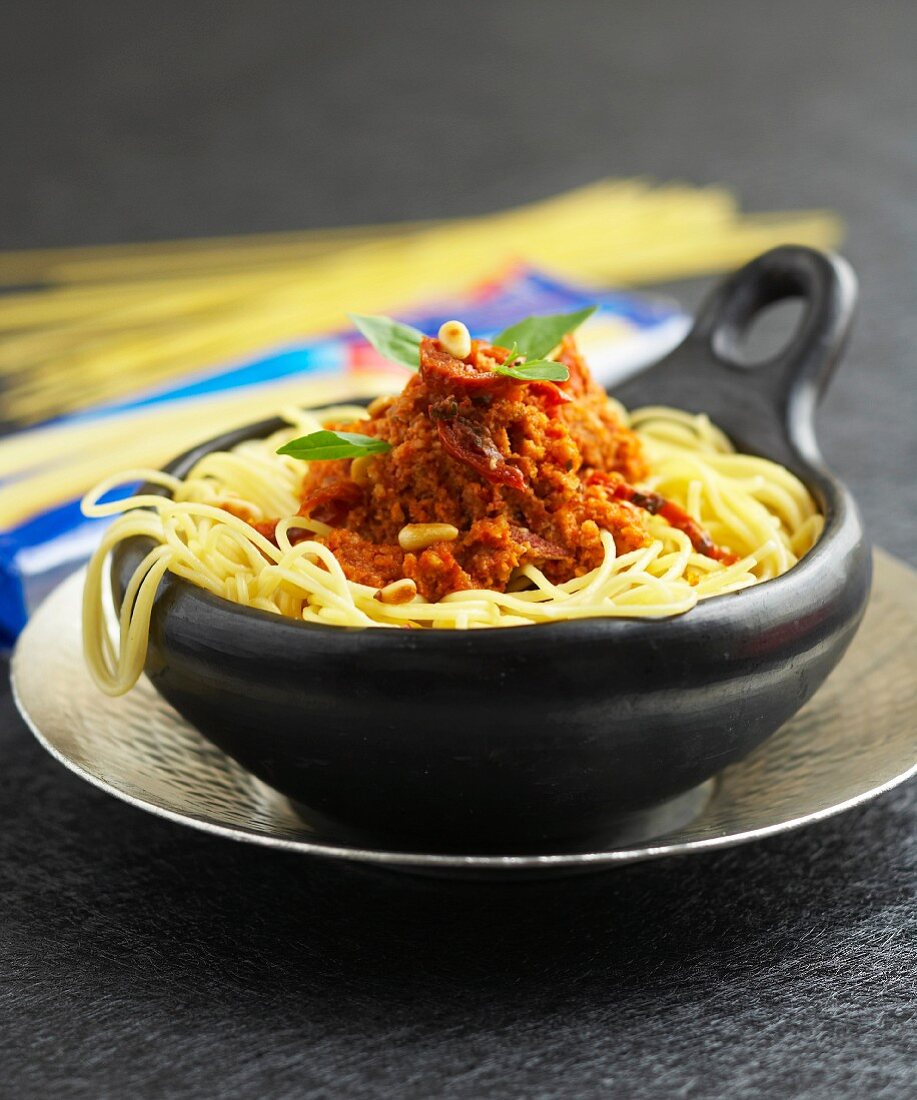 Spaghetti mit rotem Pesto