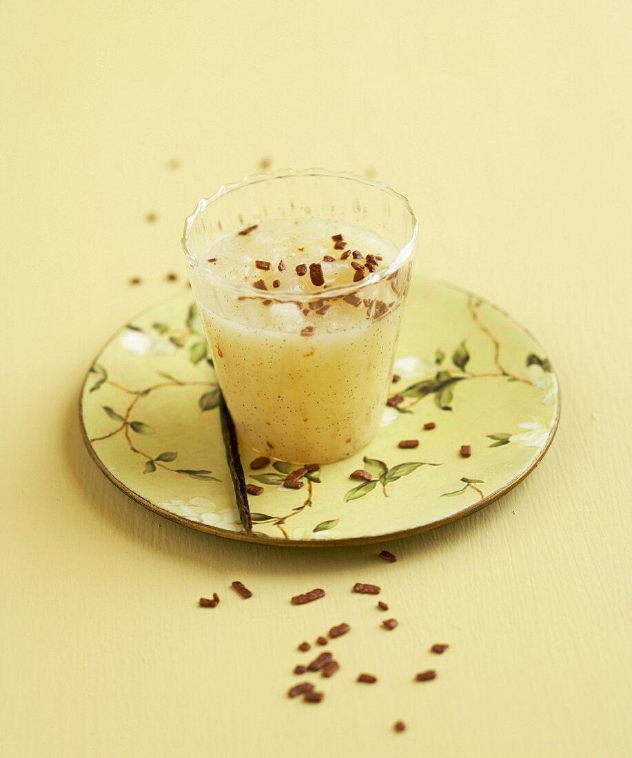 Birnendessert mit Vanille, im Glas serviert
