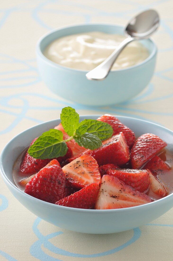 Strawberries with pepper and vanilla-flavored syrup and mascarpone