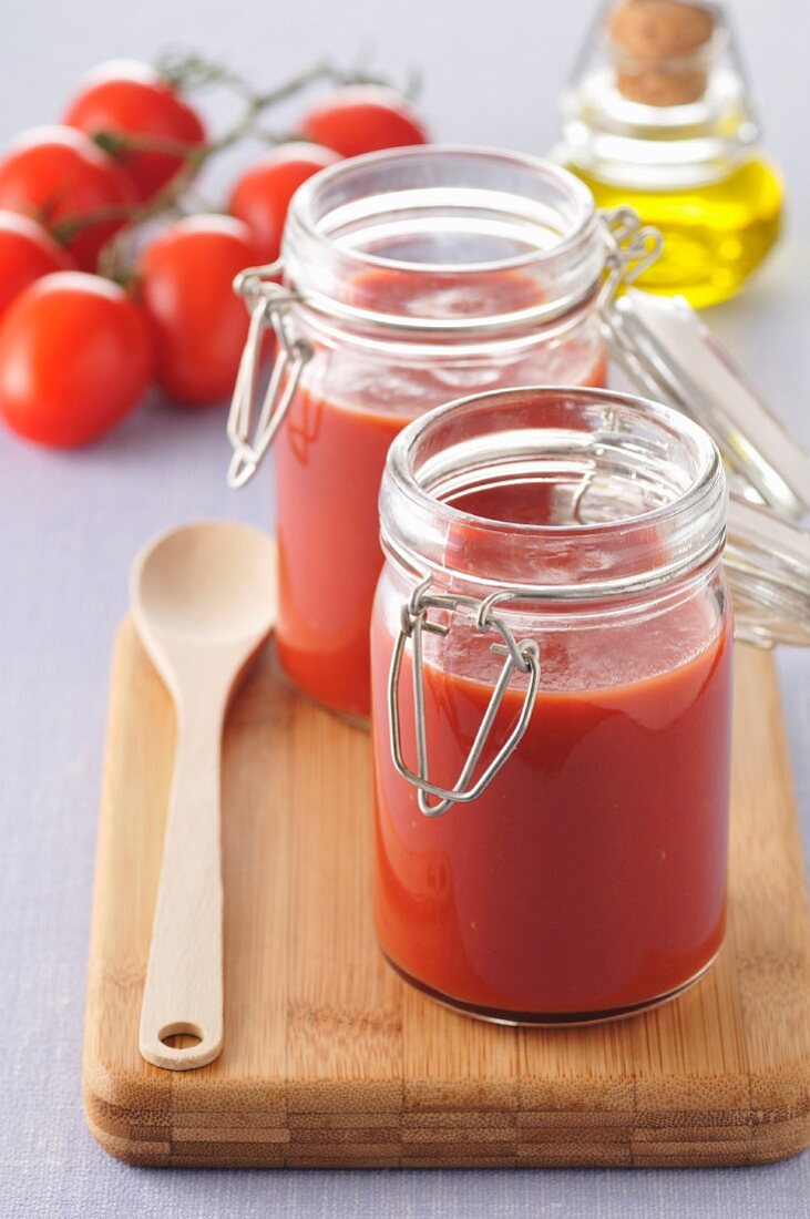 Einmachgläser mit Tomatensauce