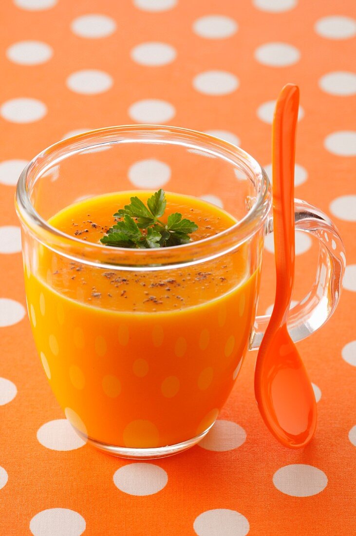 Karottensuppe im Glas