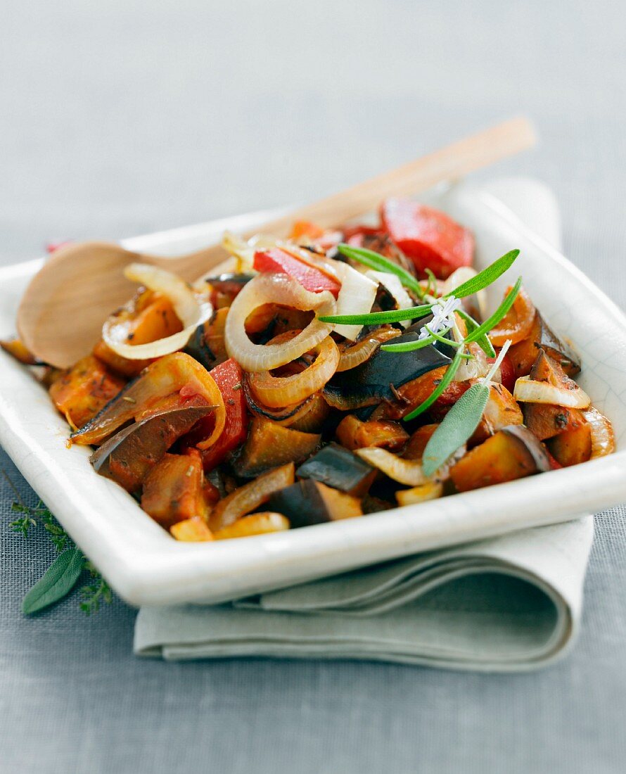 Ratatouille mit Zwiebel und Salbei