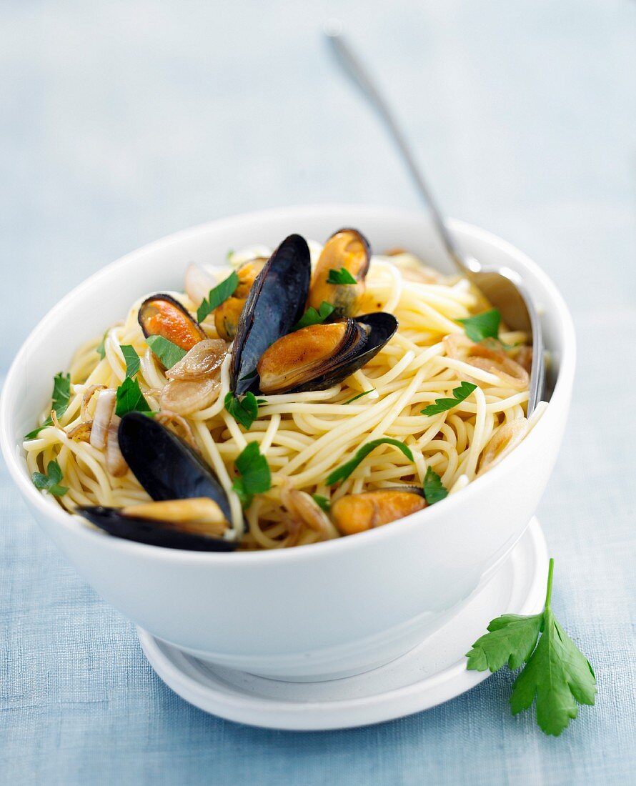 Spaghetti and mussel salad